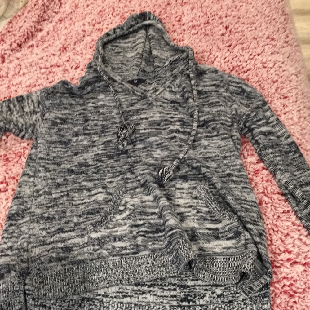 Gap pullover shirt with hood and pockets. Size S